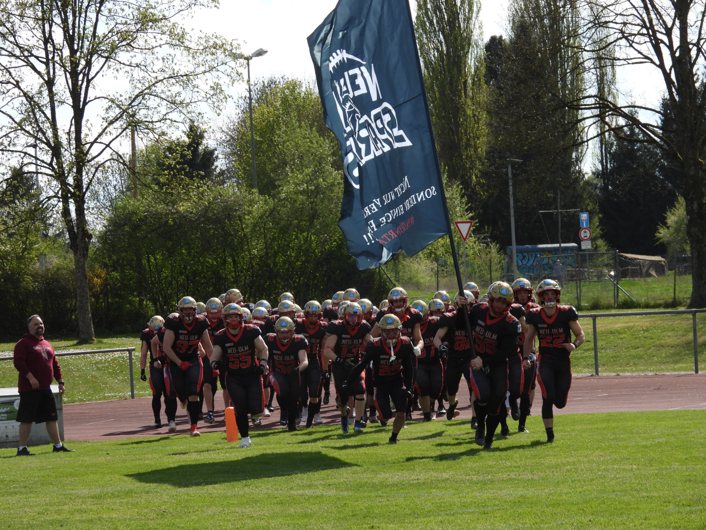 Die Neu-Ulm Spartans laufen ein - zu dem Zeitpunkt noch hoffnungssfroh.